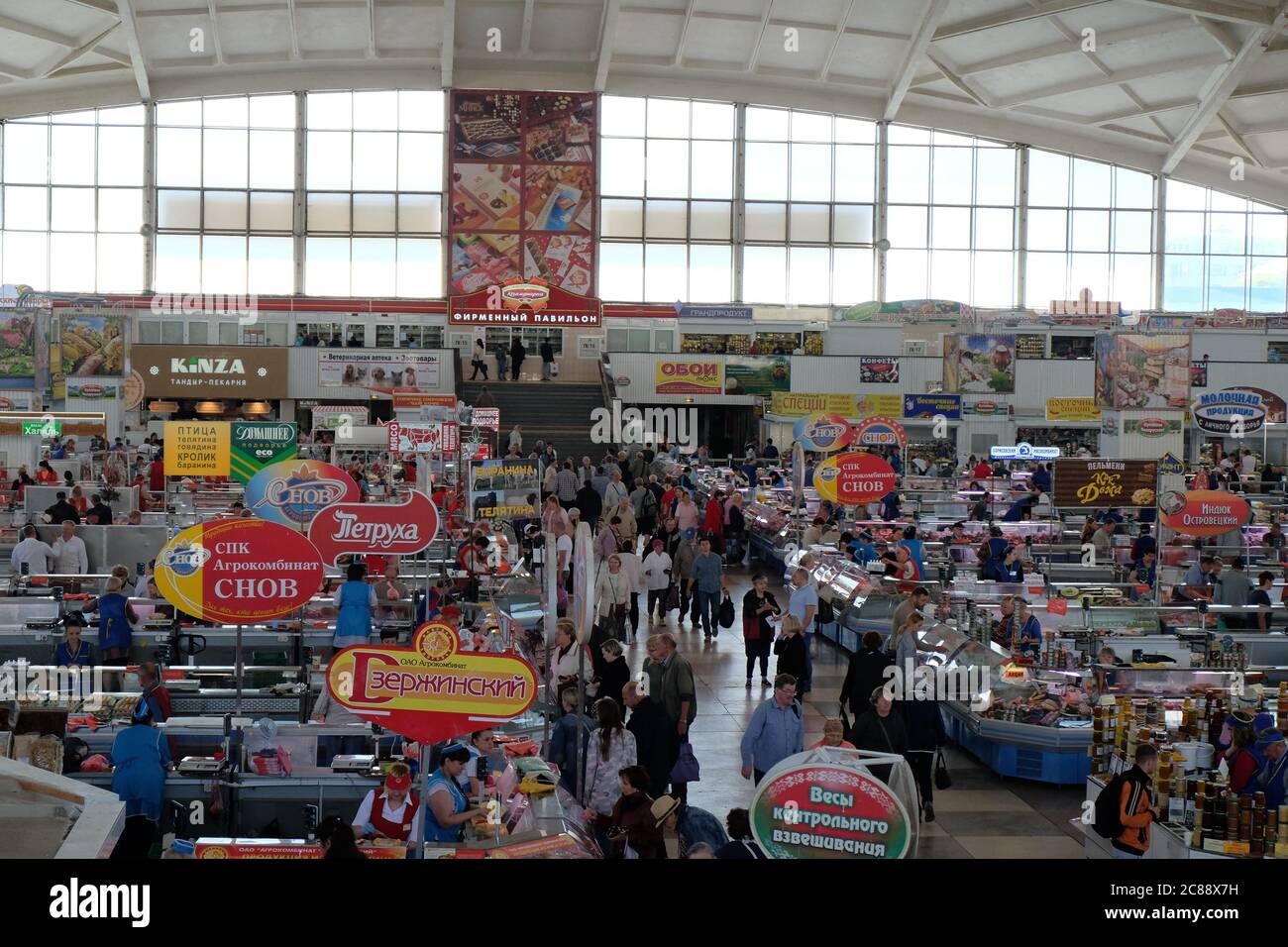 Le marché de Komarovsky, très animé, à Minsk. Banque D'Images