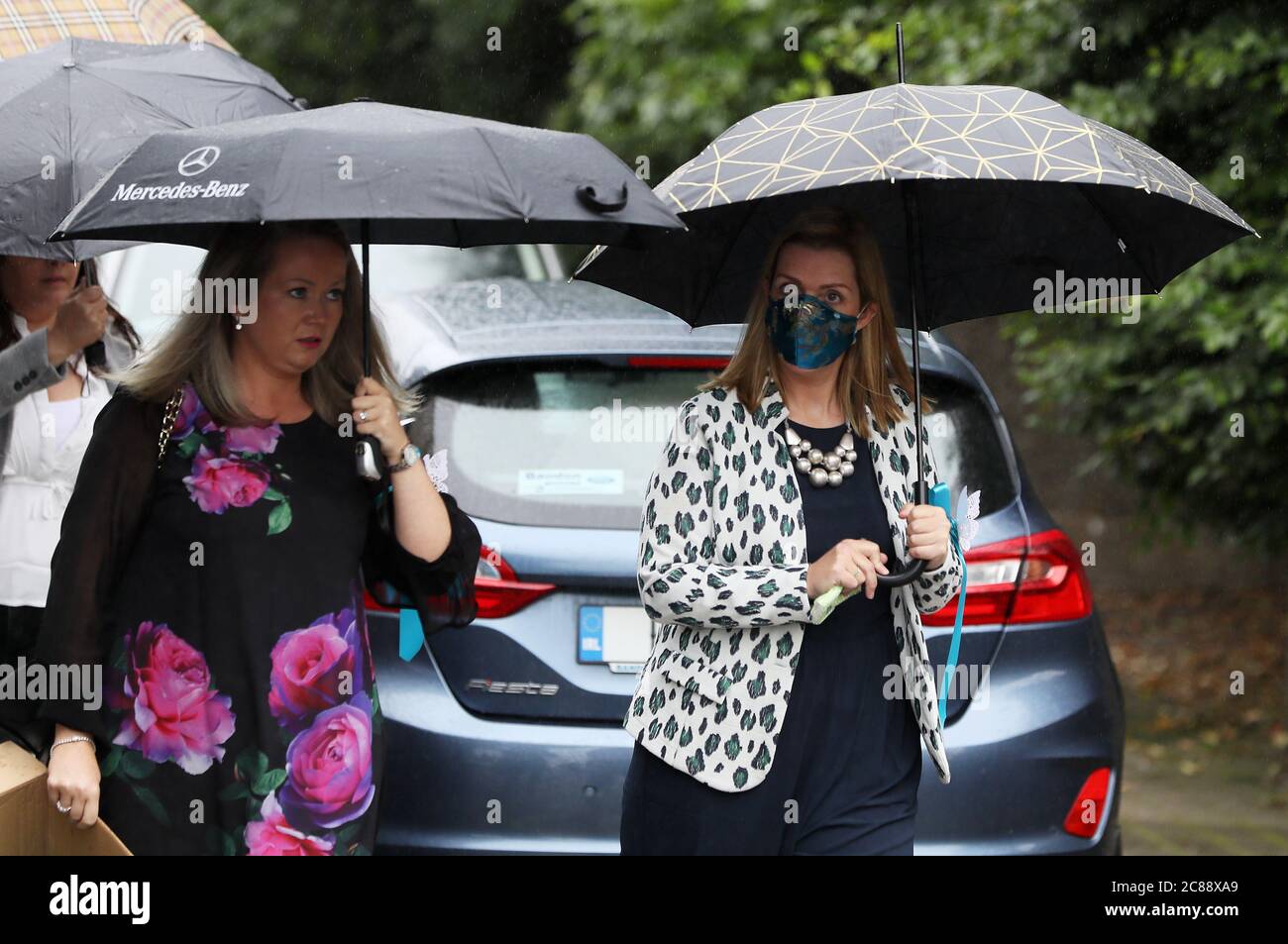 Les campeurs CervicalCheck Vicky Phelan (à droite) et Lorraine Walsh arrivent pour les funérailles de Ruth Morrissey, conctrice de la campagne, à l'église Mary Magdalene, Monaleen, Co. Limerick. Banque D'Images