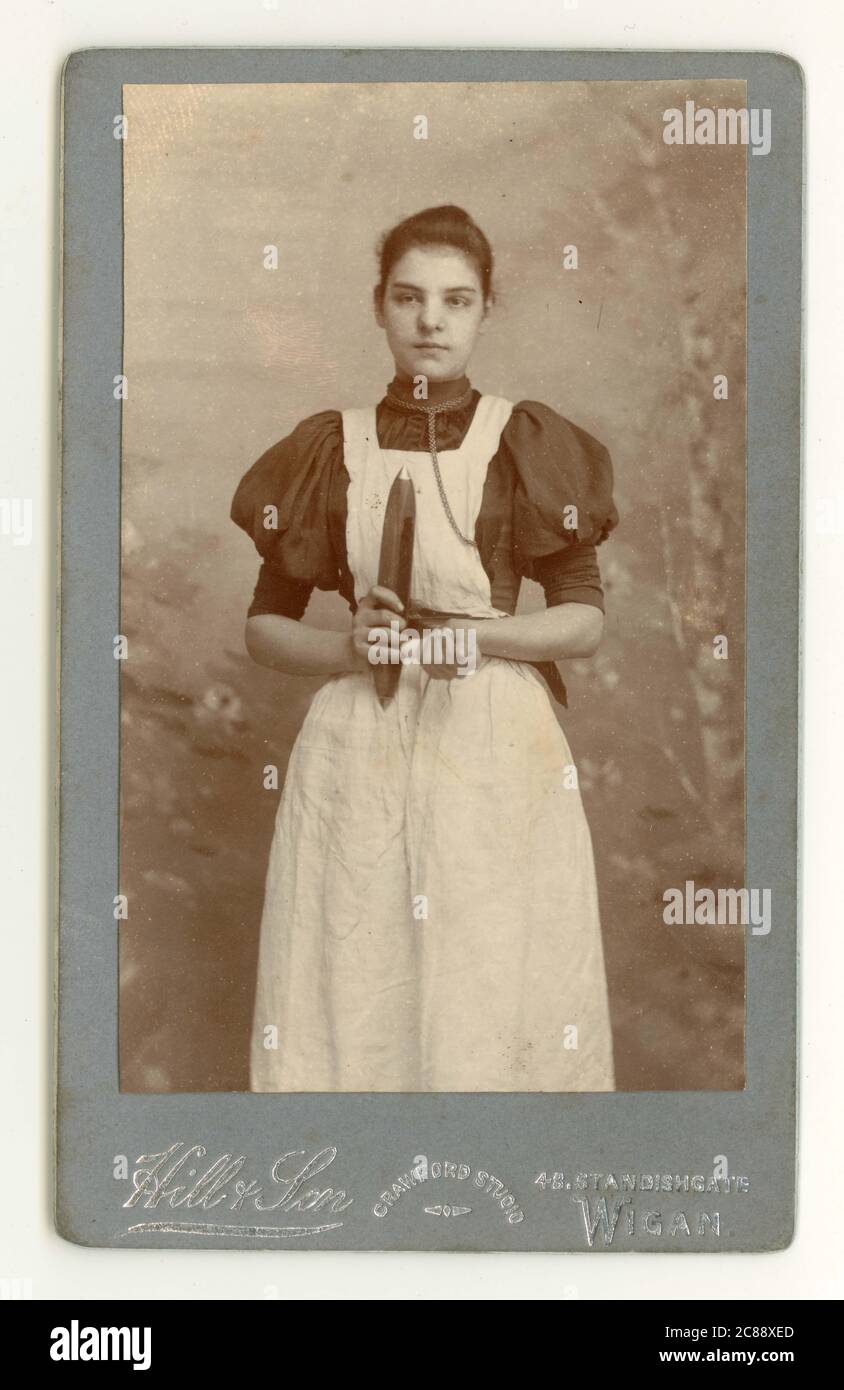 Carte de visite victorienne originale (CDV) d'une jeune fille attirante en coton, tenant une navette à rotation, Standishgate, Wigan, Lancashire, Angleterre, Royaume-Uni vers 1894 Banque D'Images