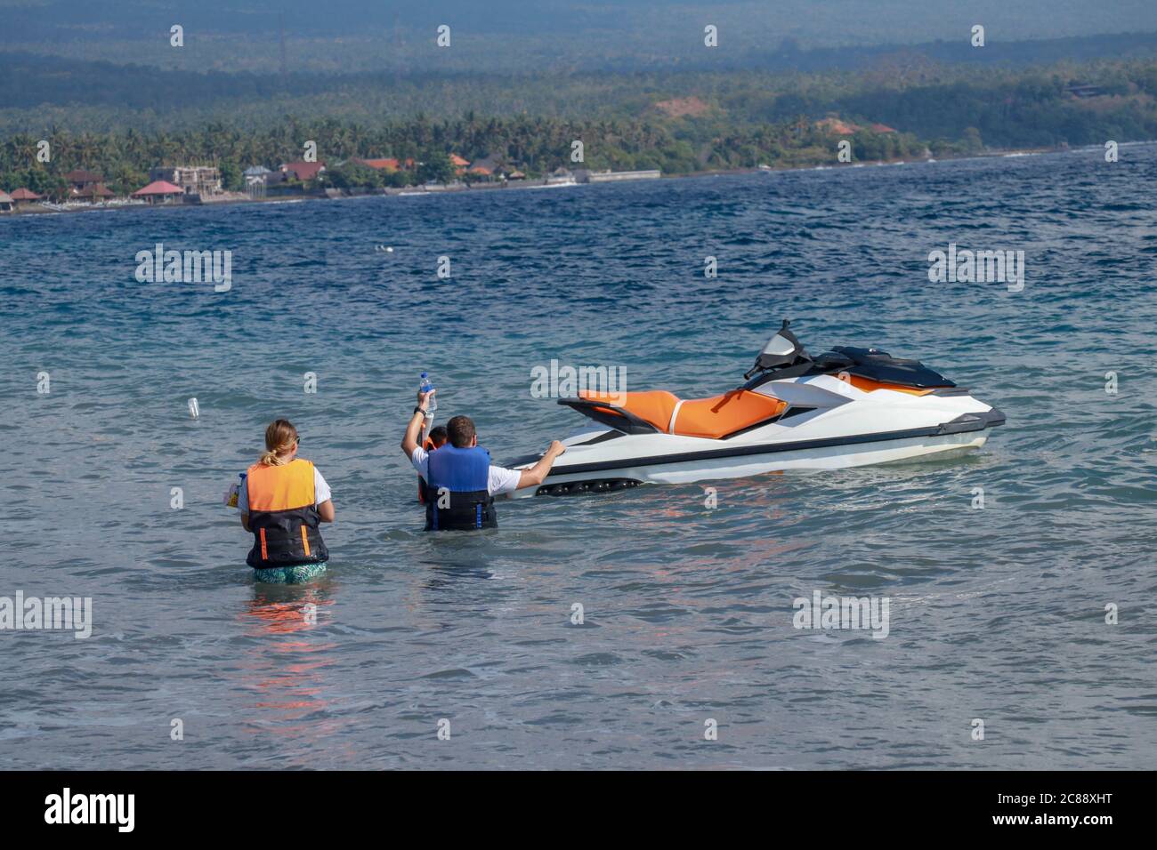 Les touristes aiment le jet ski en voiture sur l'océan. Un jeune couple fait un jet-bike Banque D'Images
