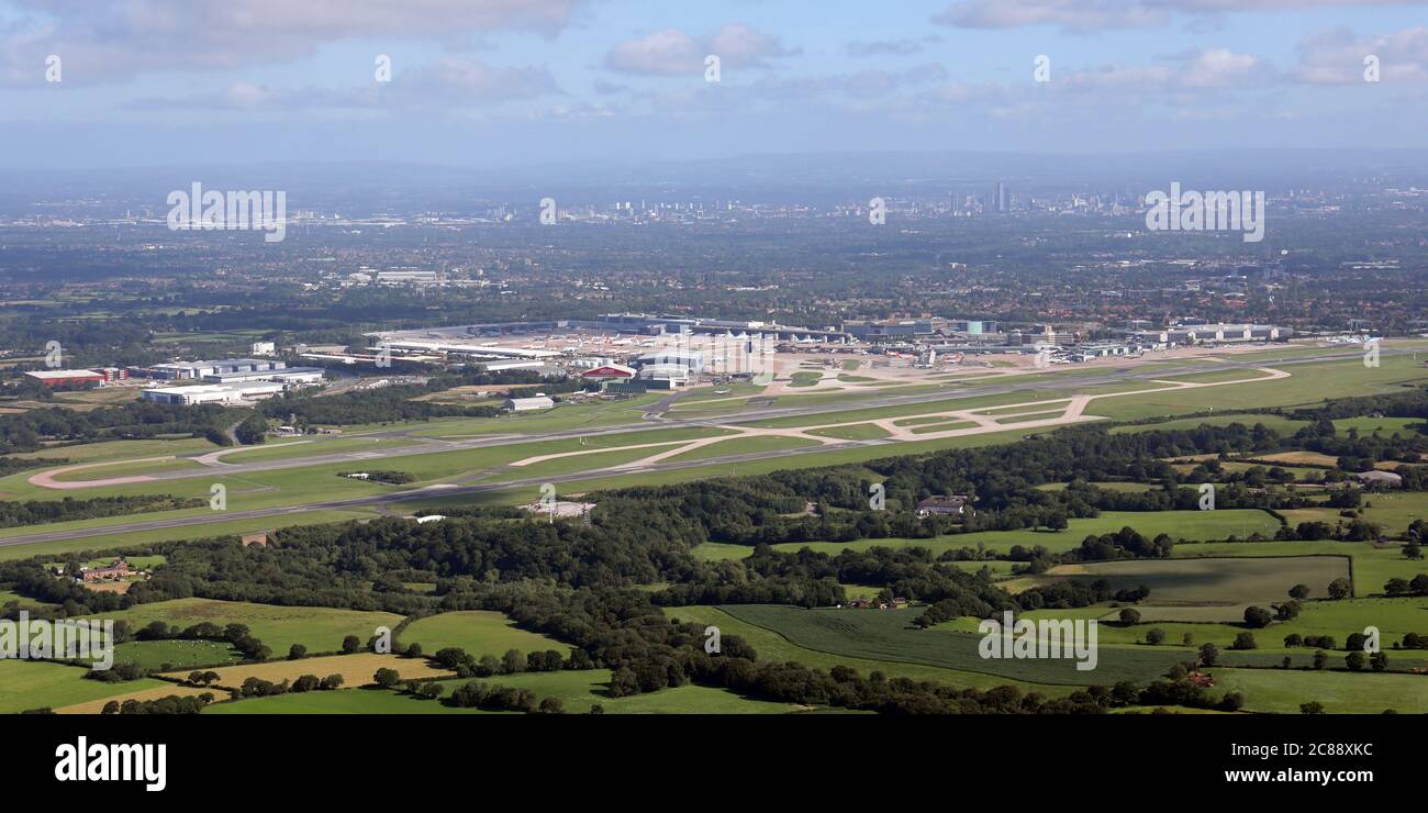 Vue aérienne de l'aéroport de Manchester avec vue sur le centre-ville en arrière-plan Banque D'Images