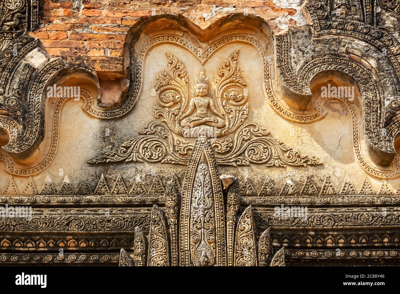 Détail de la sculpture et de la sculpture du bas-relief sur un temple à Bagan, Birmanie, Myanmar Banque D'Images