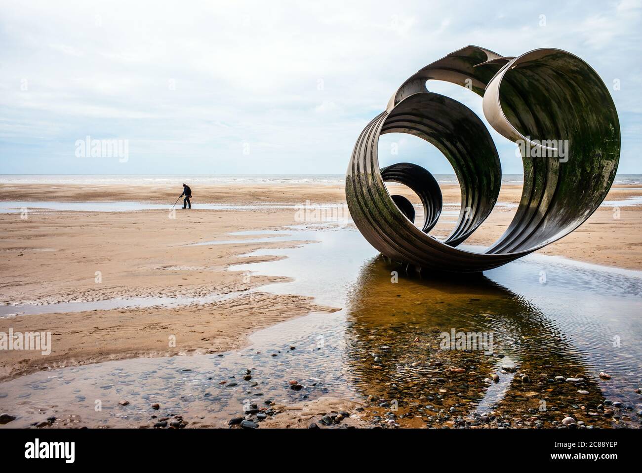 La sculpture publique Mary's Shell sur la plage de Cleveleys présentée à marée basse Banque D'Images