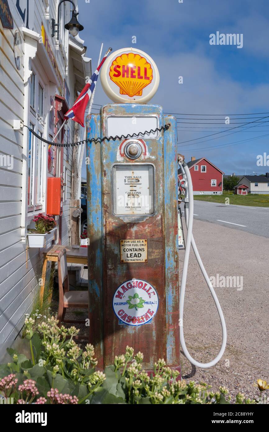 Ancienne pompe à carburant rouillée, Kongsfjord, Finnmark, Norvège. Kongsfjord landhandel Banque D'Images