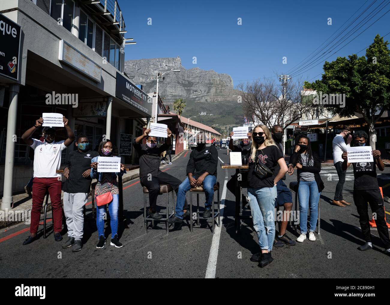 Les employés des restaurants du Cap ont bloqué les routes pour protester contre les réglementations strictes imposées par le gouvernement qui a effondré l'industrie Banque D'Images