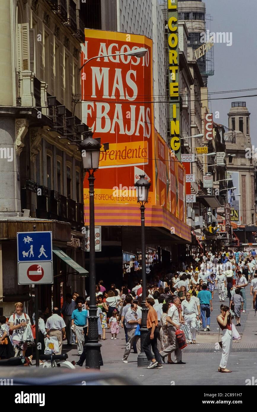 Calle de Preciados, menant de sol à Plaza del Callao, Madrid, Espagne. 1990 Banque D'Images