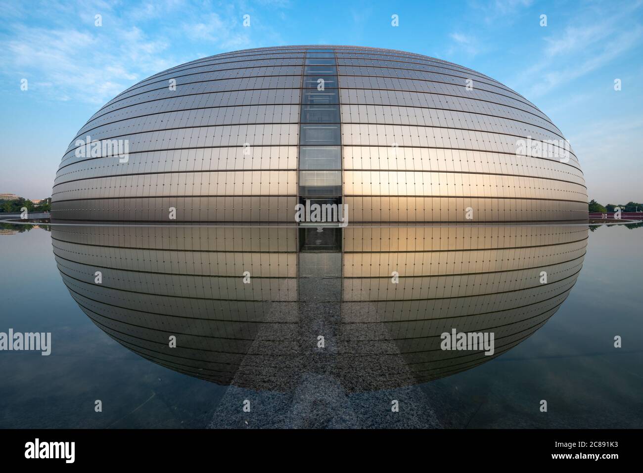 BEIJING, CHINE - 24 JUIN 2014: Centre national des arts de la scène. Le design futuriste a suscité la controverse lorsque le théâtre a été achevé en 2 Banque D'Images