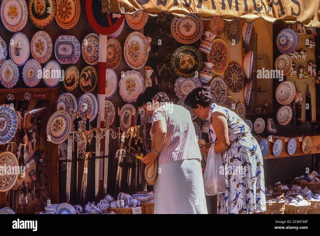 Une exposition de magasins de céramique colorée et ornée, Tolède, Espagne Banque D'Images