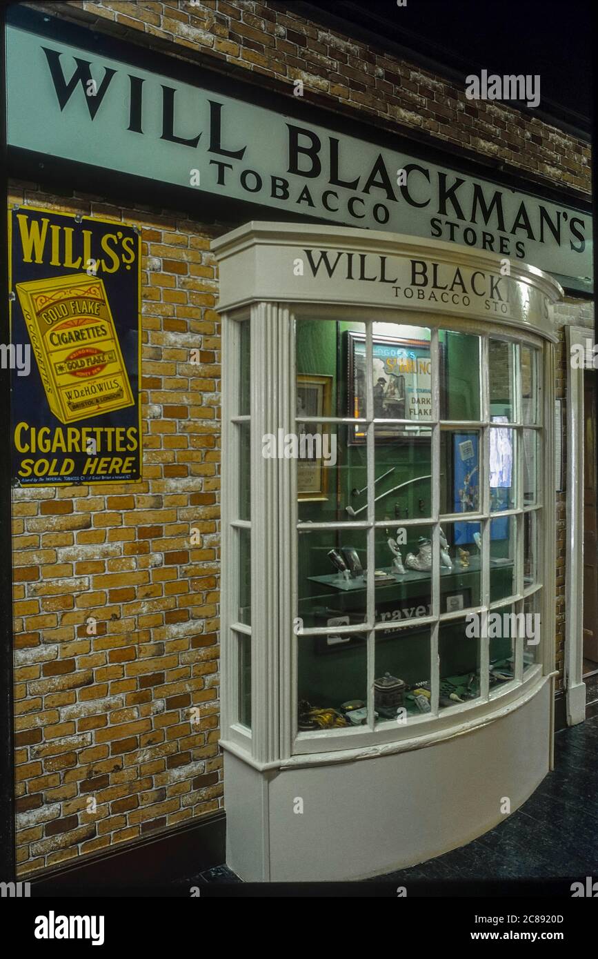 Un magasin de réplique de période. Exposition de boutiques de tabac Wwill Blackmans, Peterborough Museum, Cambridgeshire, Angleterre, Royaume-Uni. Vers les années 1990 Banque D'Images