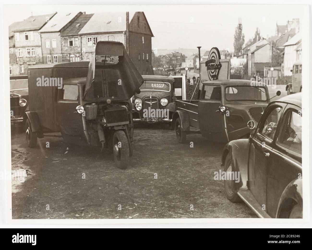 Automobiles à une station Tempo, 1951 Banque D'Images