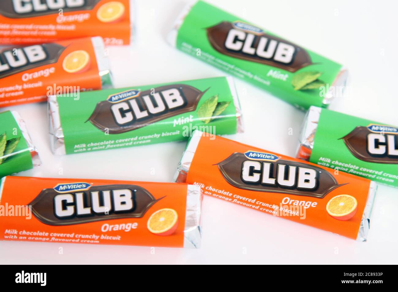 Un mélange de boîtes à biscuits au chocolat McVités Club Mint et Arôme orange sur fond blanc Banque D'Images