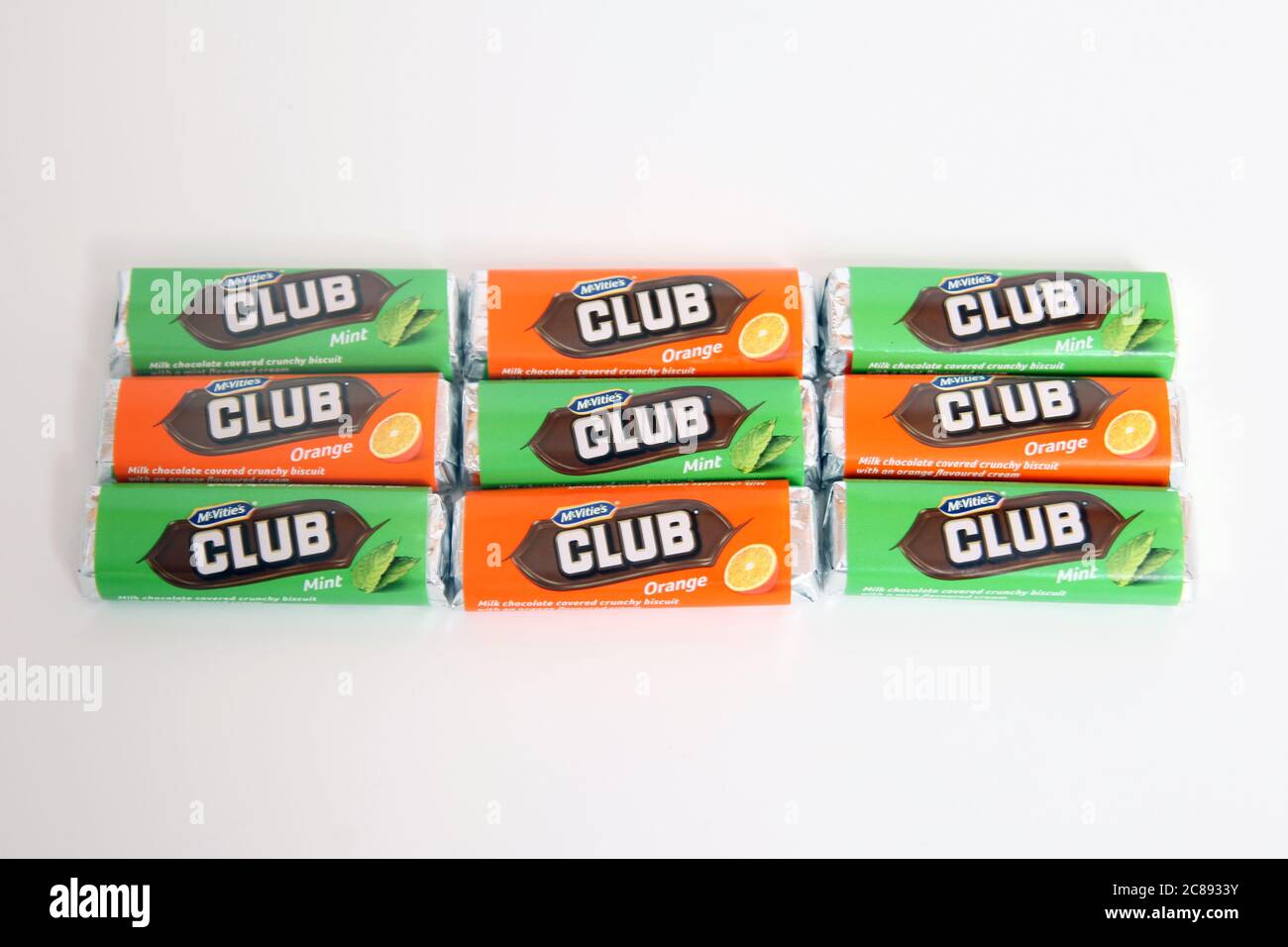 Un mélange de boîtes à biscuits au chocolat McVités Club Mint et Saveur orange disposée dans un bloc rectangulaire sur fond blanc Banque D'Images