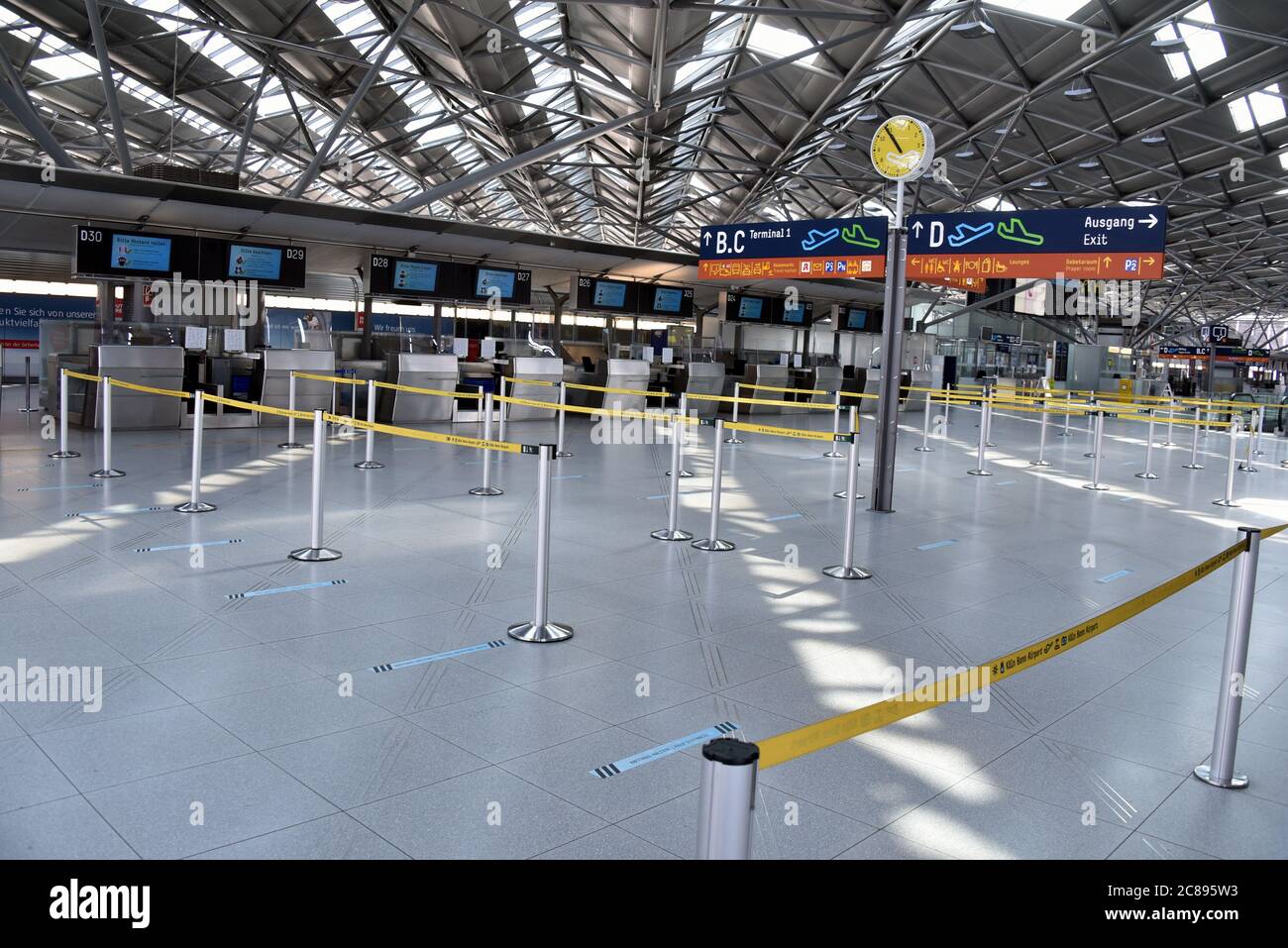 22 juillet 2020, Rhénanie-du-Nord-Westphalie, Cologne : le guichet vide de l'aéroport de Cologne-Bonn. Photo: Horst Galuschka/dpa Banque D'Images