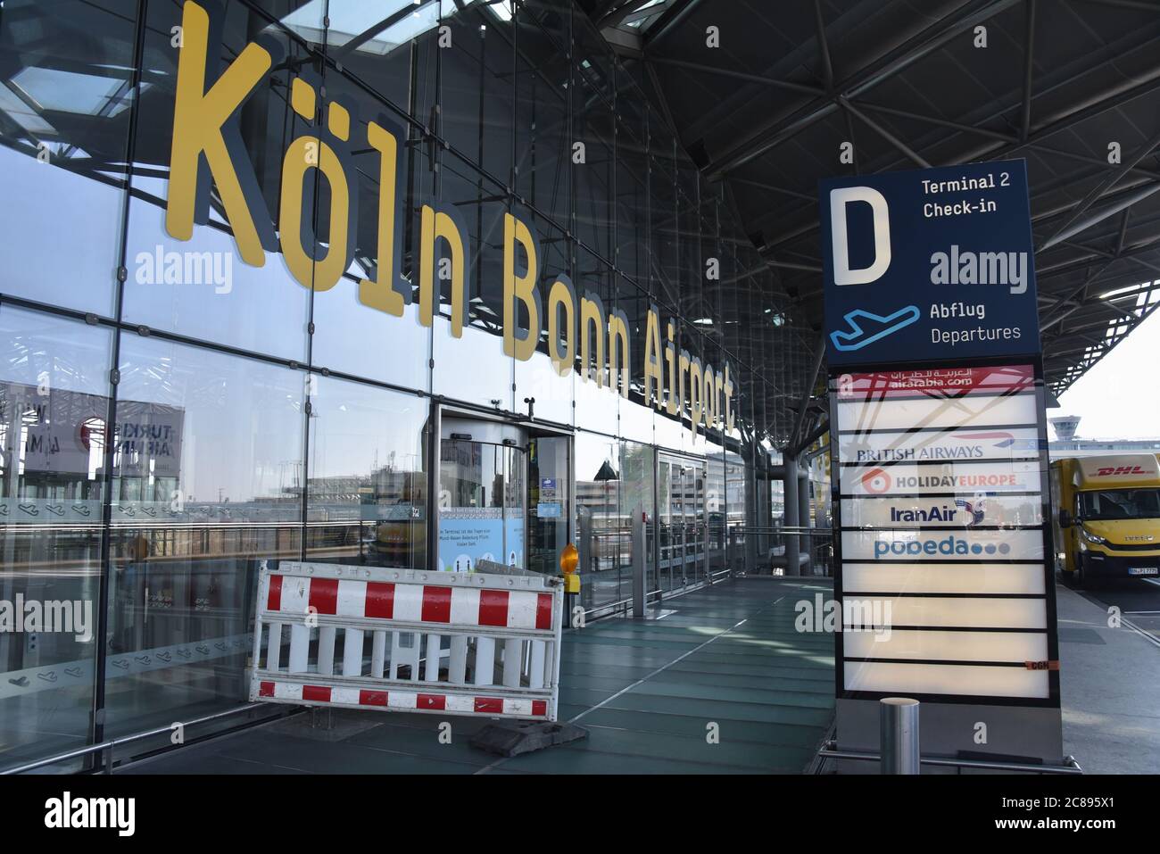 22 juillet 2020, Rhénanie-du-Nord-Westphalie, Cologne : entrée au terminal 1 de l'aéroport de Cologne Bonn. Photo: Horst Galuschka/dpa Banque D'Images
