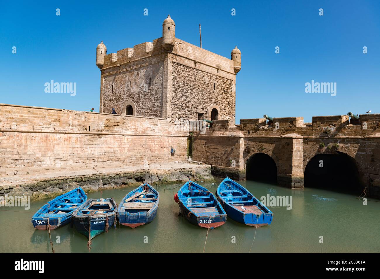 La citadelle portuaire sur les anciens remparts des remparts de la ville d'Essaouira, au Maroc Banque D'Images