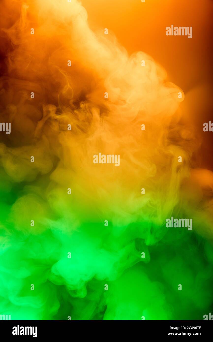 Abstrait coloré, multicolore fumée propagation, fond clair pour la publicité ou le design, papier peint pour gadget. Texture fumée éclairée au néon, nuages soufflants. Design moderne. Banque D'Images