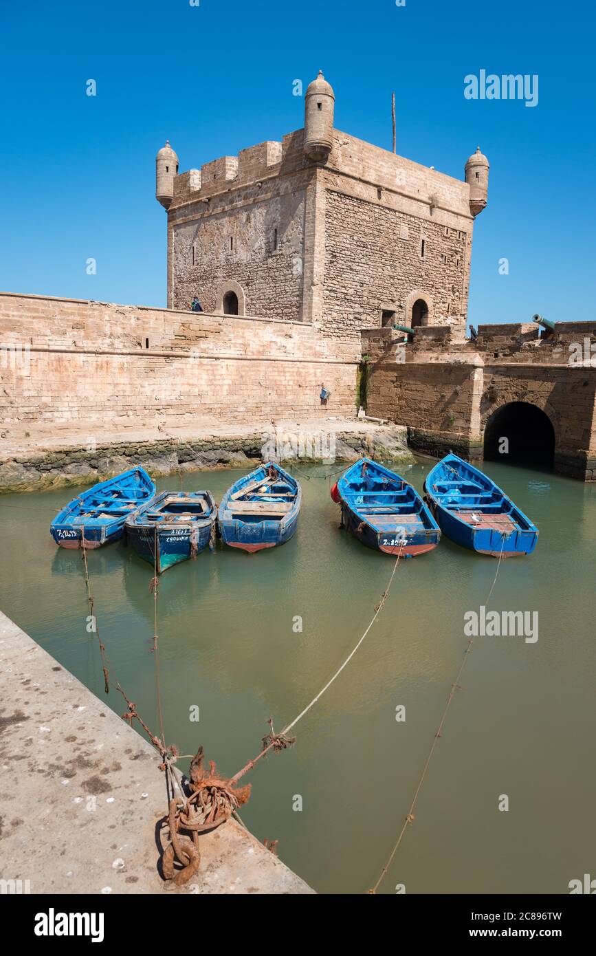 La citadelle portuaire sur les anciens remparts des remparts de la ville d'Essaouira, au Maroc Banque D'Images