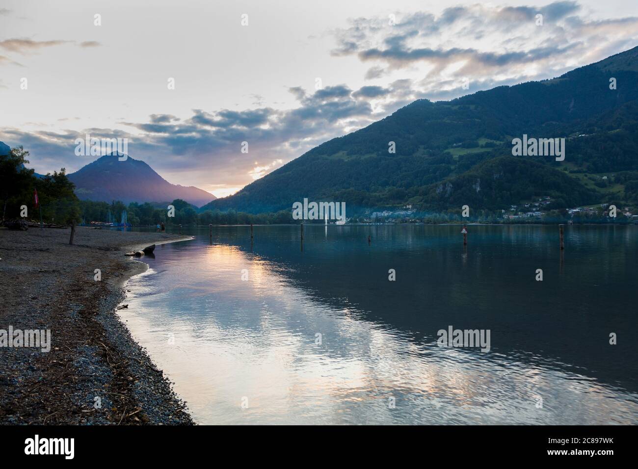 Magnifique vue sur le coucher du soleil alpin avec des reflets sur le lac Walensee dans les Alpes suisses, en Suisse Banque D'Images