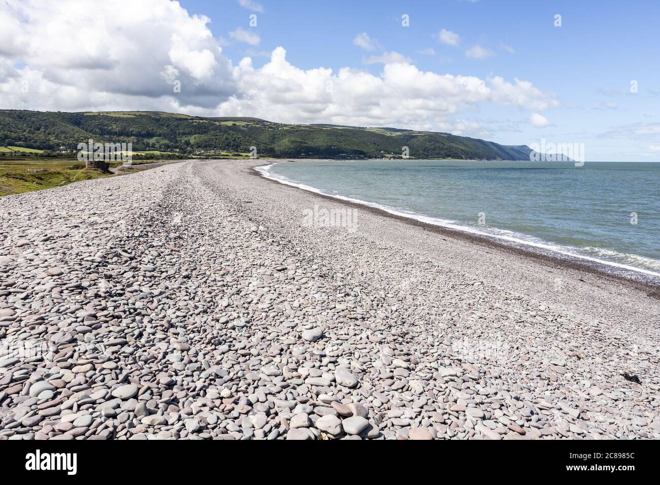 La barrière de galets et de galets de Bossington Beach en direction de Porlock Weir sur la côte du parc national d'Exmoor, Somerset, Royaume-Uni Banque D'Images