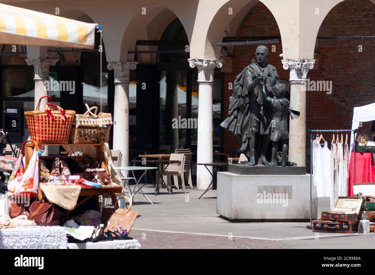 Italie, Lombardie, Cremona, Piazza Stradivari Square, Antonio Stradivari Violin Maker Monument, marché aux puces Banque D'Images