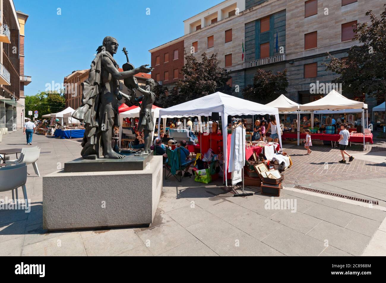 Italie, Lombardie, Cremona, Piazza Stradivari Square, Antonio Stradivari Violin Maker Monument, marché aux puces Banque D'Images