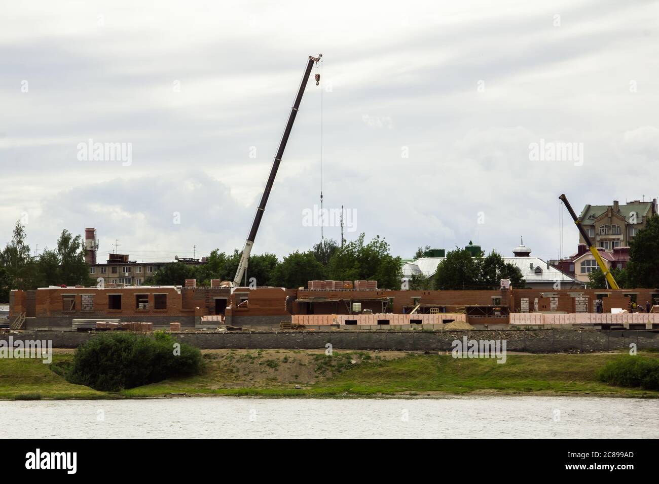 nouvelle construction d'un complexe résidentiel au bord de la rivière Banque D'Images