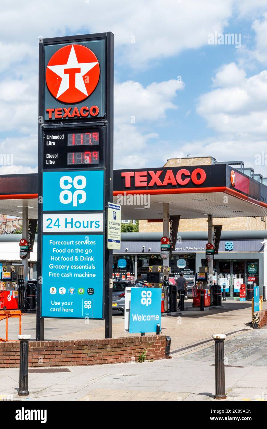 Station de remplissage Texaco et mini supermarché Co-Op 24 heures sur 24 à Crouch End, Londres, Royaume-Uni Banque D'Images