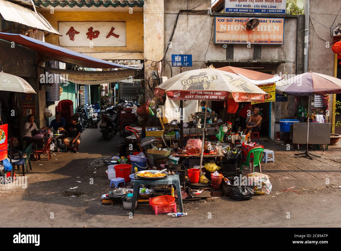 Des stands de nourriture désordonnés dans la rue au Vietnam Banque D'Images