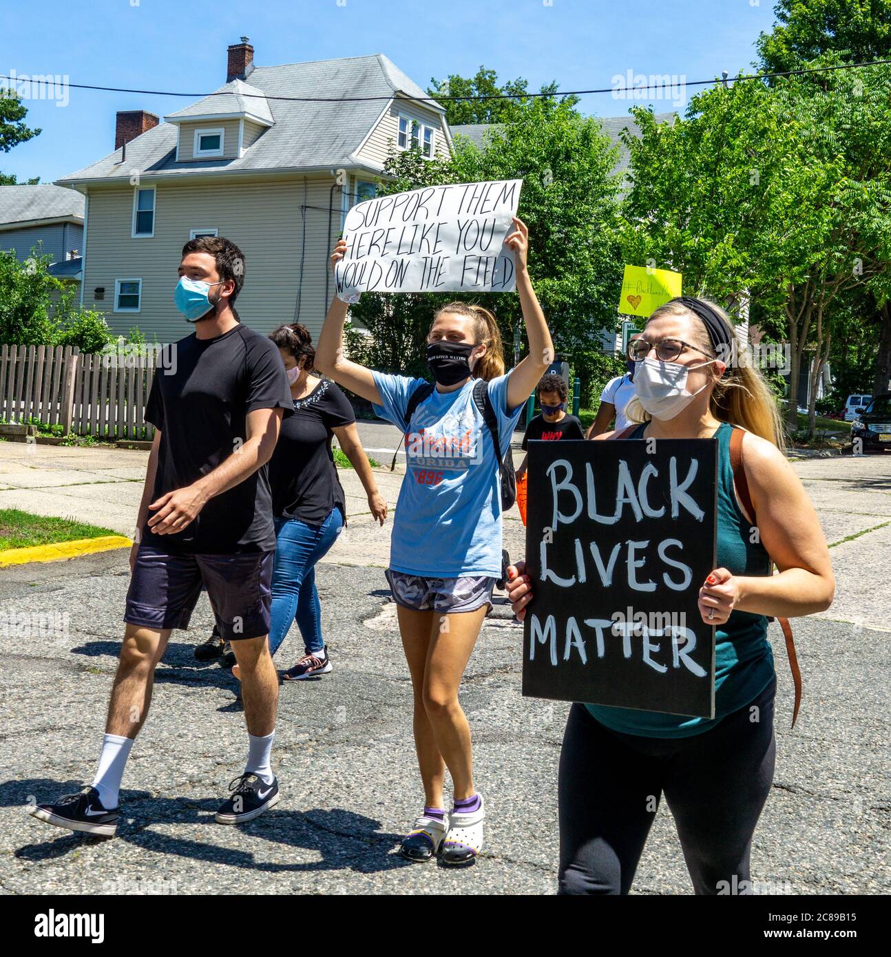 Black Lives Matter Protest - les gens marchent dans la rue tenant des panneaux BLM dans ridgefield Park, nouveau maillot portant des masques Covid 19 Banque D'Images