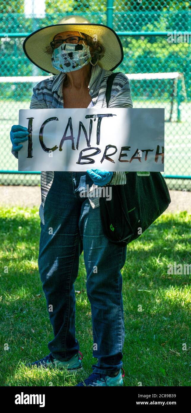 Les femmes qui tiennent le signe « Je ne peux pas respirer » au Black Lives Matter protestent à ridgefield Park, NJ Banque D'Images