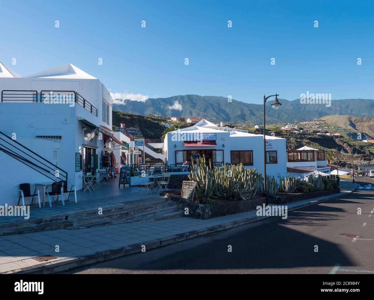 Los Cancajos, la Palma, îles Canaries, Espagne, 19 décembre 2019: Rue principale le long de la plage au centre avec restaurants, magasins et voitures garées. Banque D'Images