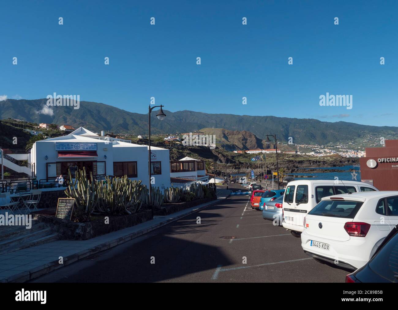 Los Cancajos, la Palma, îles Canaries, Espagne, 19 décembre 2019: Rue principale le long de la plage au centre avec restaurants, magasins et voitures garées. Banque D'Images