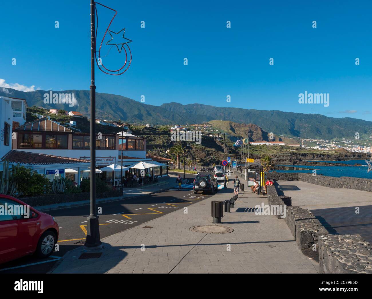 Los Cancajos, la Palma, îles Canaries, Espagne, 19 décembre 2019: Rue principale le long de la plage au centre avec restaurants, magasins et voitures garées. Banque D'Images
