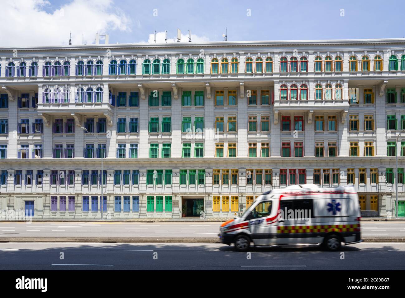 Fenêtres colorées du ministère de la Culture et du Ministère des Communications à Singapour dans le bâtiment du poste de police de Old Hill Street Banque D'Images