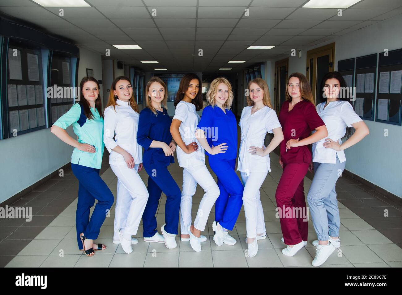 École de soins infirmiers. Groupe d'étudiants en médecine professionnelle avec race mixte. Personnel chirurgiens médecins. Médecine et santé concept Banque D'Images