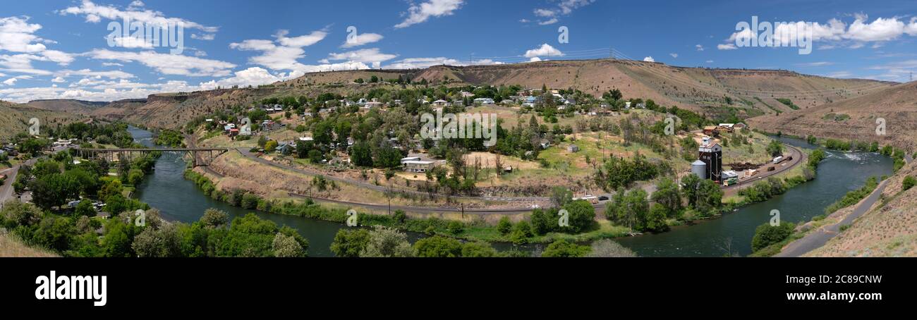 Panorama de la rivière Deschutes et de la ville de Maupin, Oregon Banque D'Images