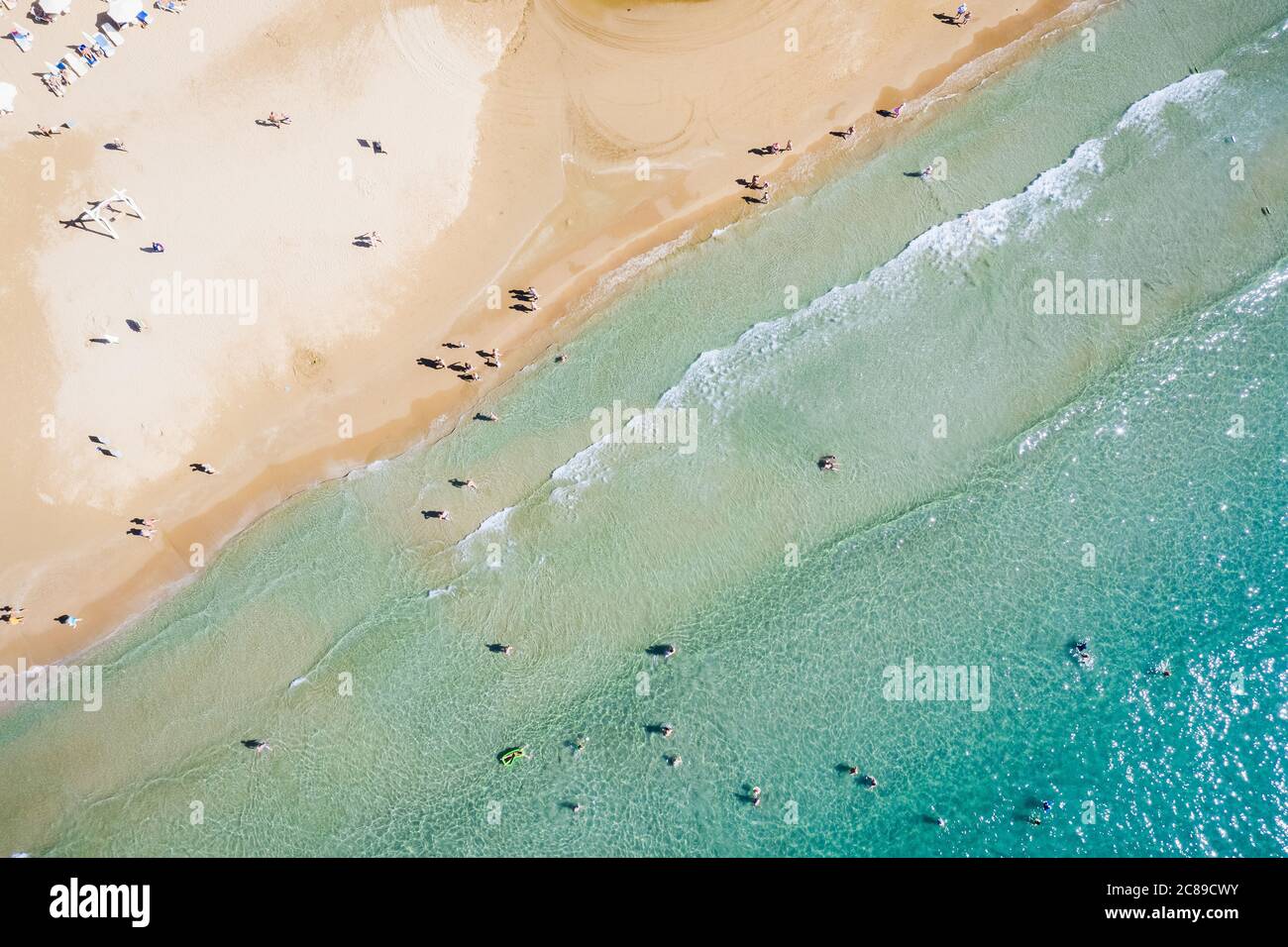 Vue aérienne d'une plage de sable peu profonde et d'un parasol avec parasols. Concept tourisme et vacances. Photo de haute qualité Banque D'Images