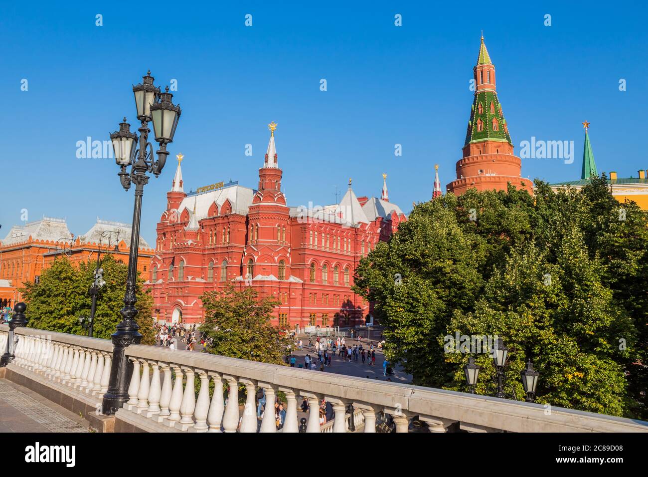 MOSCOU - 14 JUILLET 2019 : les gens visitent la place Rouge dans une journée d'été à Moscou, en Russie. La place Rouge et le Kremlin sont les principales attractions touristiques de Moscou Banque D'Images