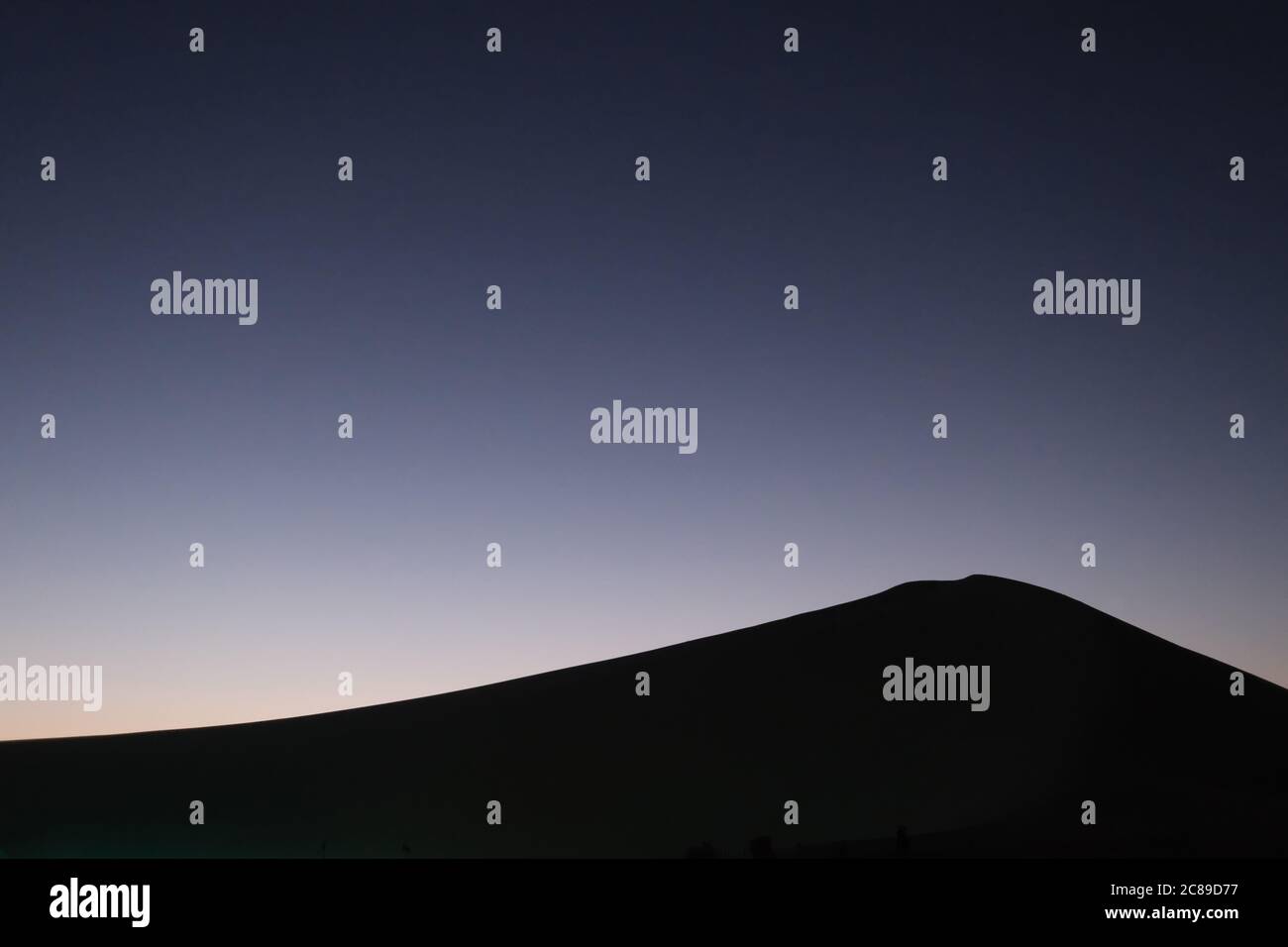 une belle scène nocturne d'une dune de sable. simplicité Banque D'Images