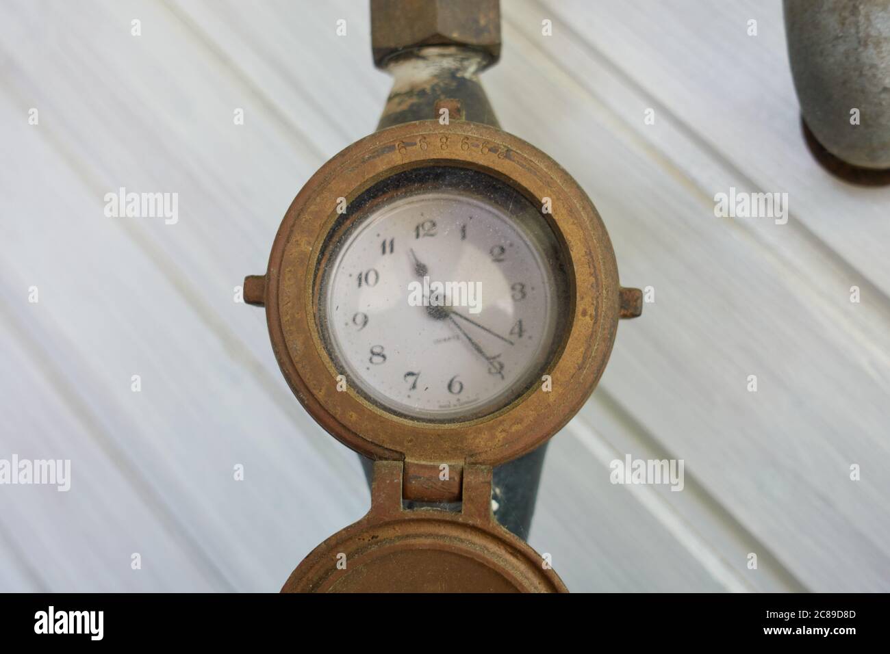 Horloge avec pointeur classique d'une horloge analogique accroché à un lambris blanc. Allemagne. Banque D'Images