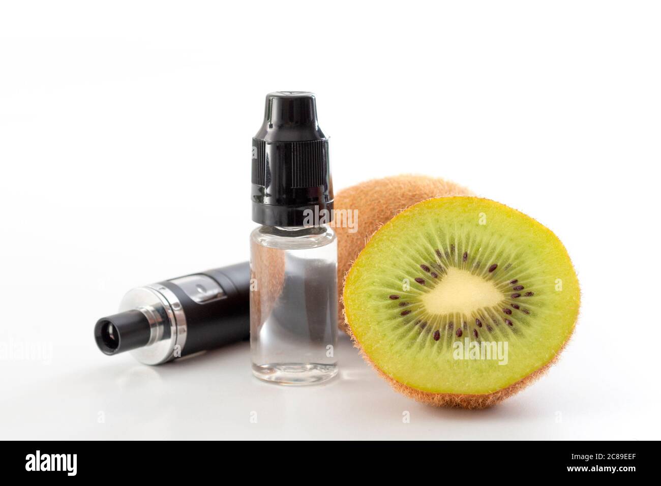 Alternative sûre au tabagisme, vapotage de la vapeur de saveur de fruit idée conceptuelle avec cigarette électronique et bouteille de jus de kiwi aromatisé isolé sur blanc Banque D'Images