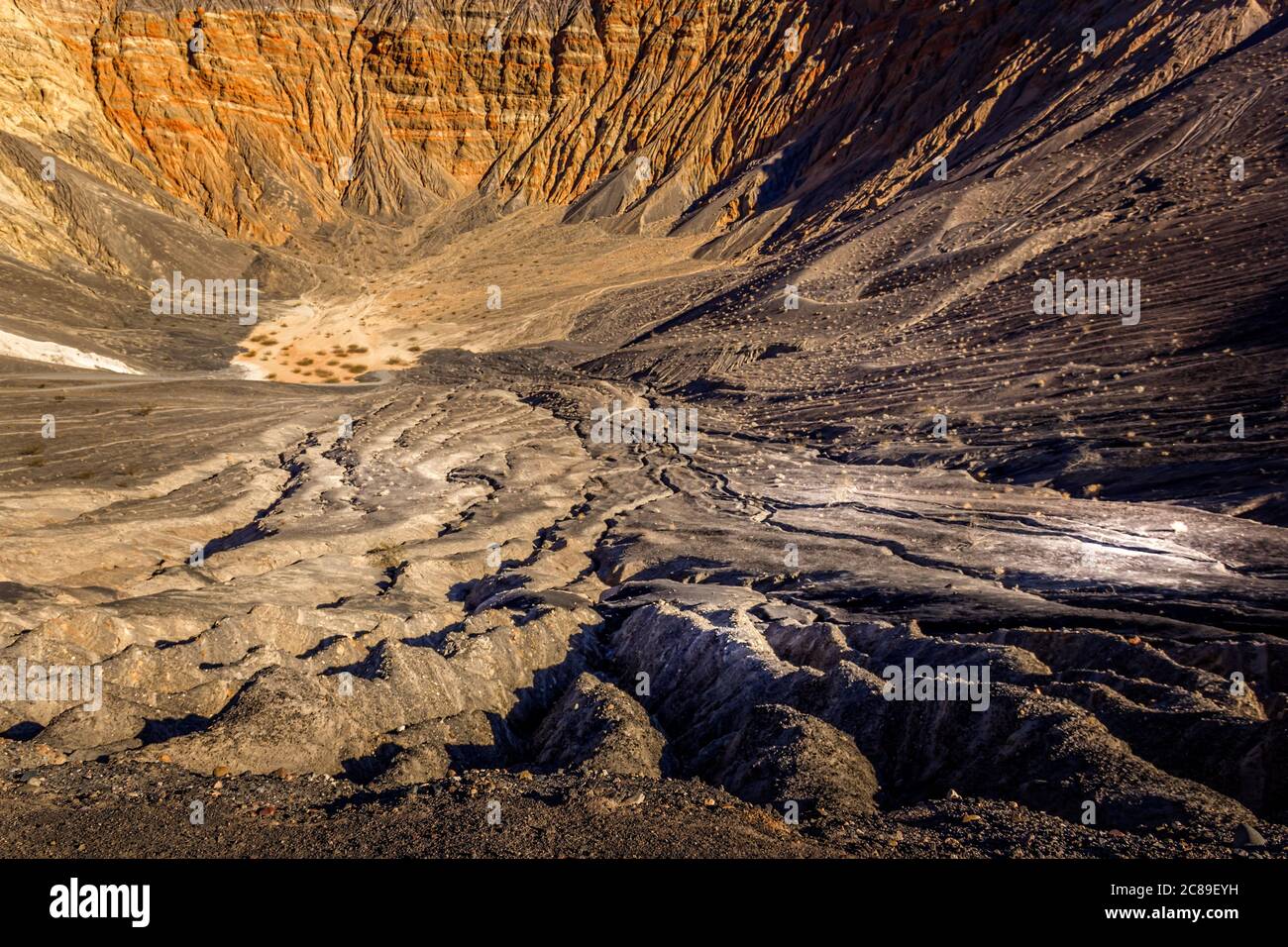 Vue sur le cratère d'Ubehebe dans le parc national de la Vallée de la mort Banque D'Images