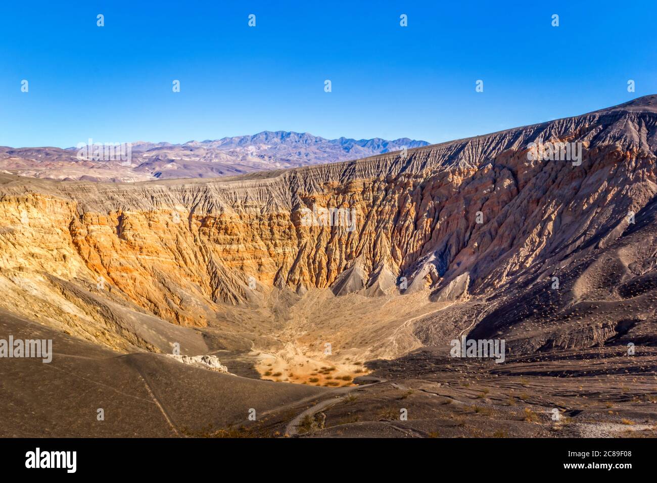 Vue sur le cratère d'Ubehebe dans le parc national de la Vallée de la mort Banque D'Images