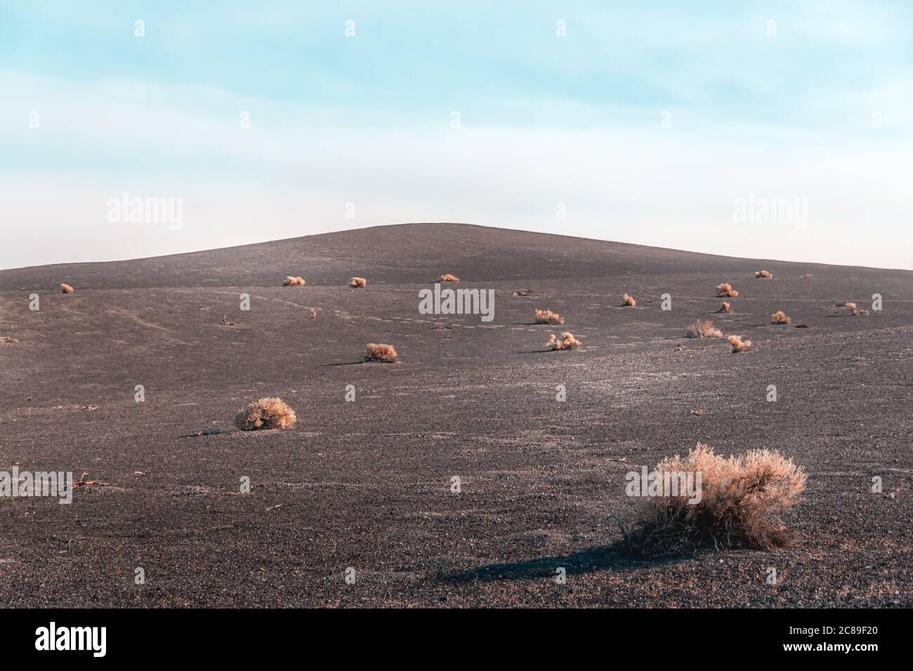 Vaste paysage aride entourant le cratère d'Ubehebe dans la vallée de la mort Banque D'Images