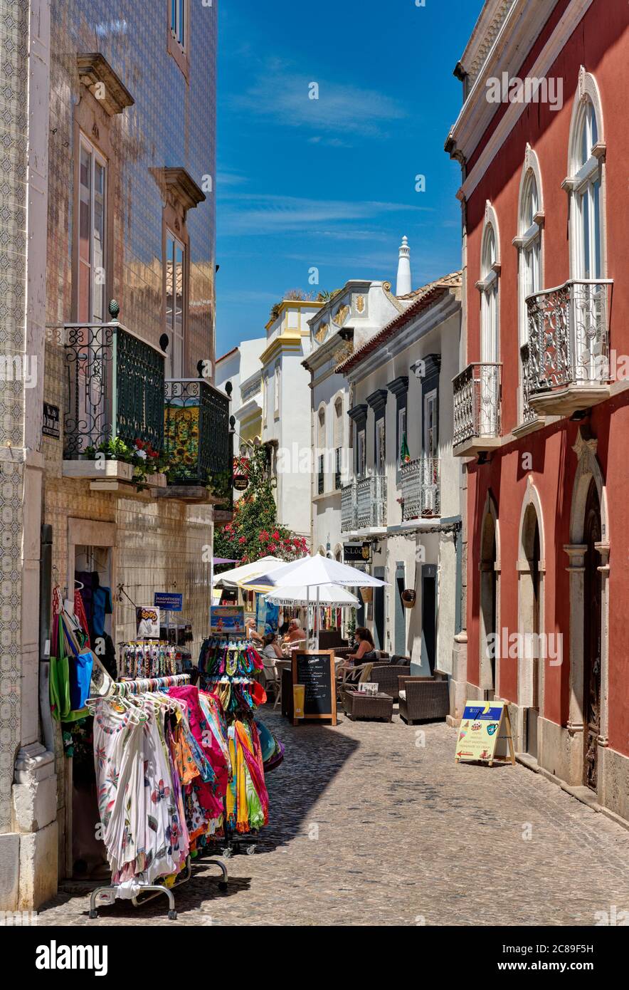 Une petite rue pavée à Tavira, l'Algarve Banque D'Images