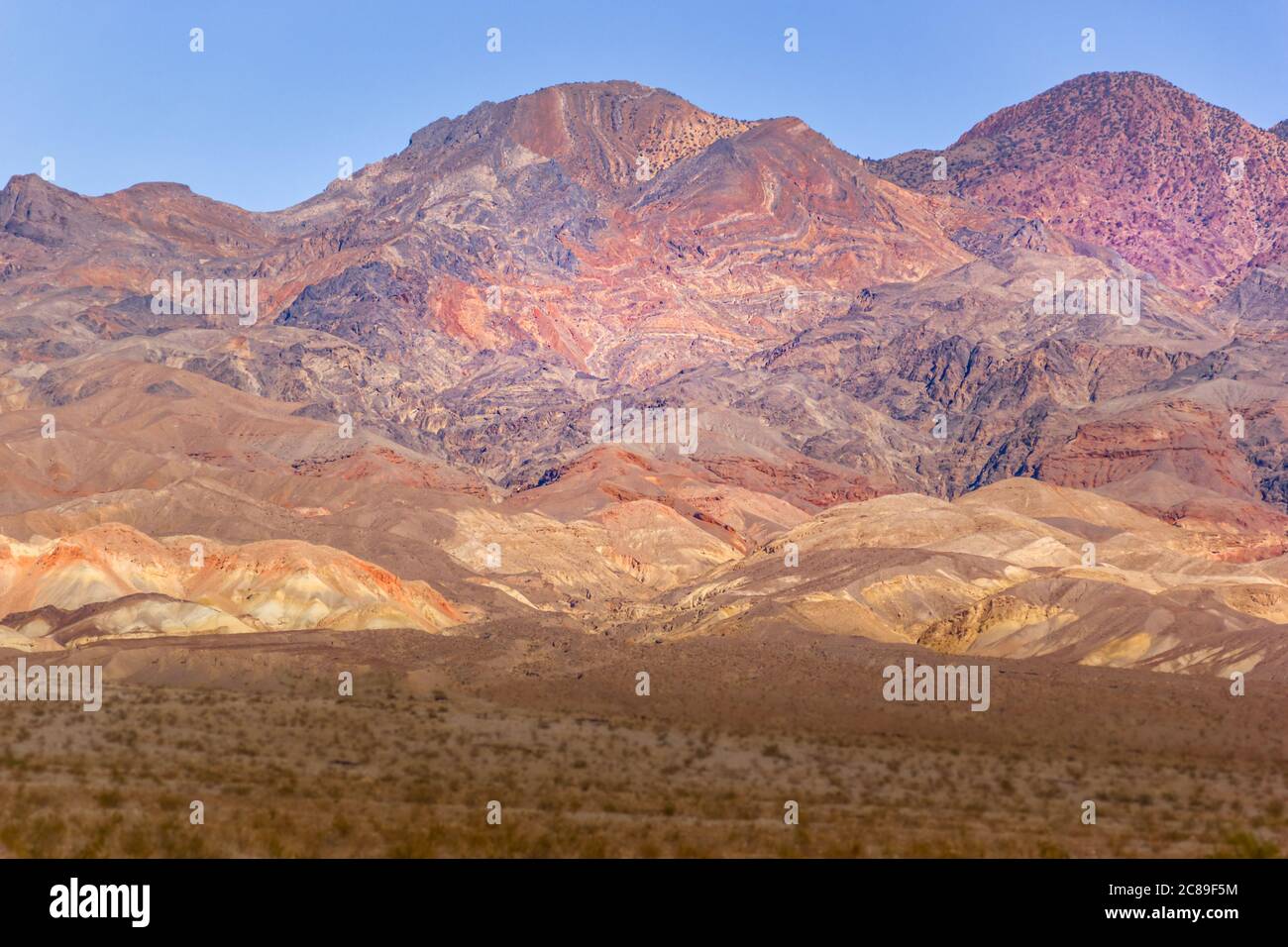 Palette de couleurs stupéfiante sur la route de l'artiste dans le parc national de la Vallée de la mort Banque D'Images