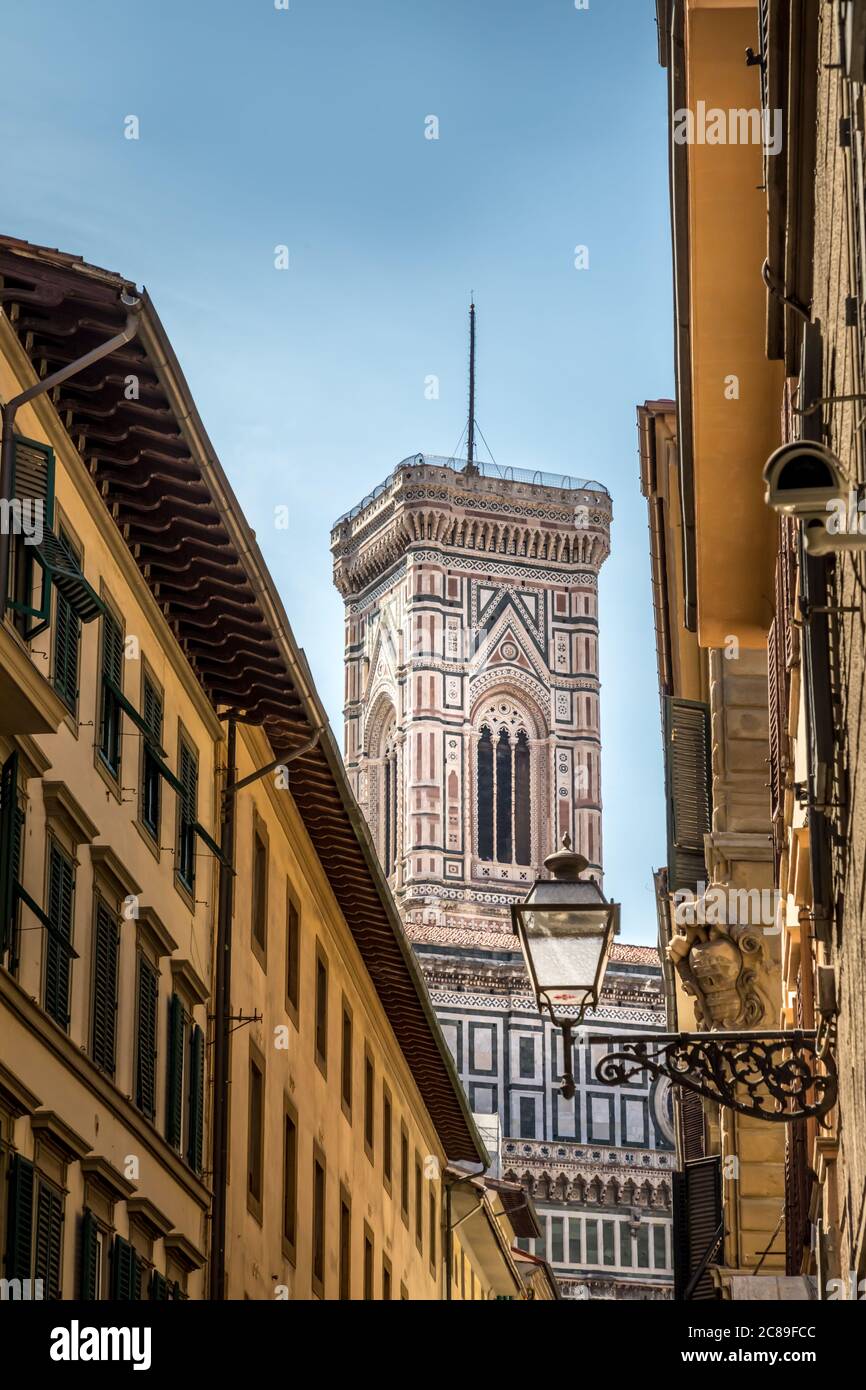 Vue sur le Campanile de Florence depuis une rue étroite derrière la piazza del duomo Banque D'Images
