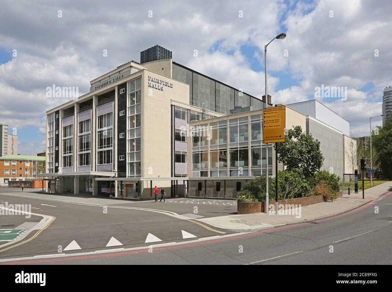 Centre d'art et de divertissement Fairfield Halls récemment rénové à Croydon, dans le sud de Londres, au Royaume-Uni. Conçu par Robert Atkinson & Partners. Ouvert en 1962. Banque D'Images