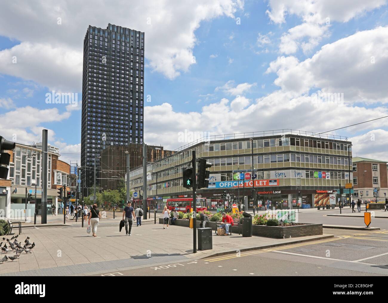 Croydon, Royaume-Uni. Jonction de Wellesley Road et George Street. Montre 100A George Street, nouvelle tour résidentielle de 44 étages. Construction modulaire Banque D'Images