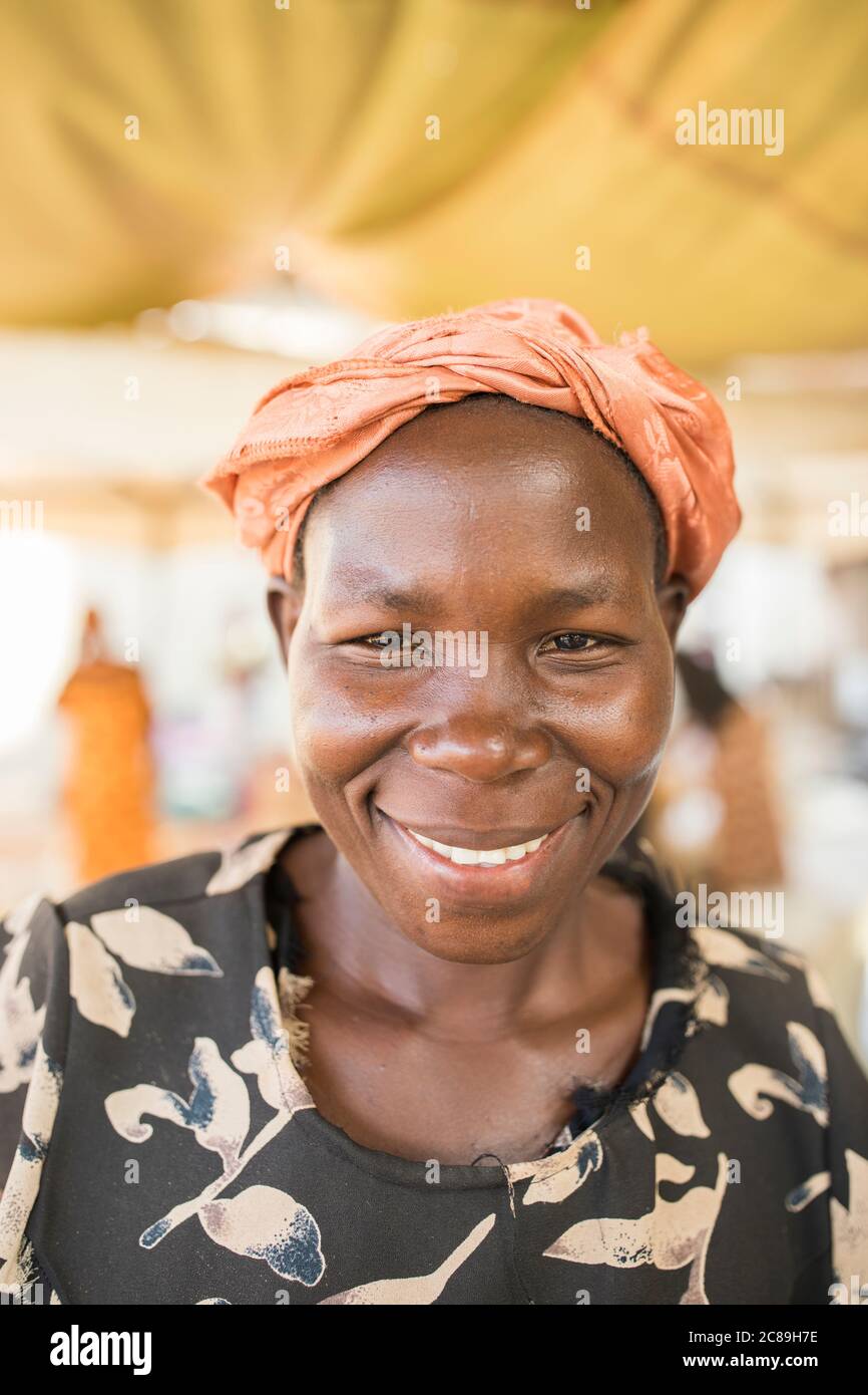 Des femmes sont employées dans un entrepôt coopératif de producteurs de café à Mbale, en Ouganda, en Afrique de l'est. Banque D'Images